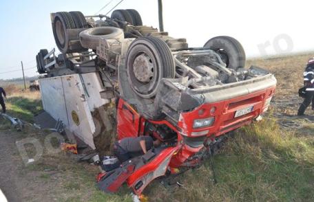 Șofer încarcerat după ce un autotren plin cu cereale s-a răsturnat în localitatea Carasa – VIDEO/FOTO