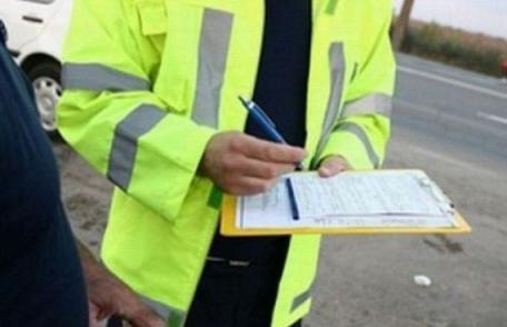 A ajuns cu mașina într-un șanț după ce s-a urcat la volan beat și fără a poseda permis de conducere