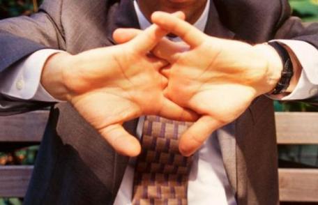 De ce ne trosnesc degetele și gâtul? Explicația oamenilor de știință