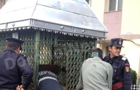 Pistol descoperit într-o fântână de pe strada George Enescu din municipiu