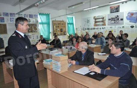 Pompierii instruiesc profesorii din județ: Pregătire desfășurată la Liceul „Regina Maria” Dorohoi – VIDEO/FOTO