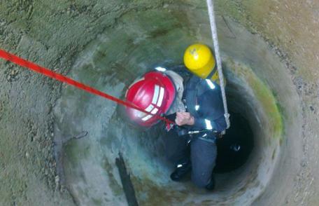 Intervenție a pompierilor dorohoieni pentru scoaterea a două persoane dintr-o fântână