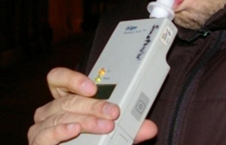 Tânăr depistat în trafic conducând sub influența băuturilor alcoolice, un moped neînregistrat