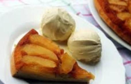 Prăjitură răsturnată cu mere și caramel