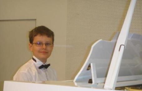 Un elev de 12 ani din Iași, a fost somat de Fisc să achite taxe pentru banii încasați la un concert