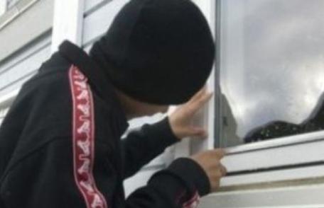 Minor depistat în flagrant, în timp ce încerca să sustragă bani şi bunuri din incinta unui service auto 