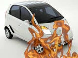 Maşină incendiată de un cablu electric defect