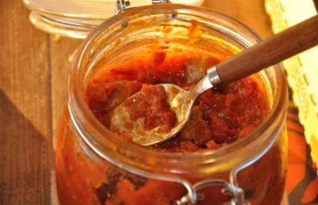 „Otrava” din zacuscă. Vezi ce a păţit o femeie după ce a mâncat o conservă nesterilizată