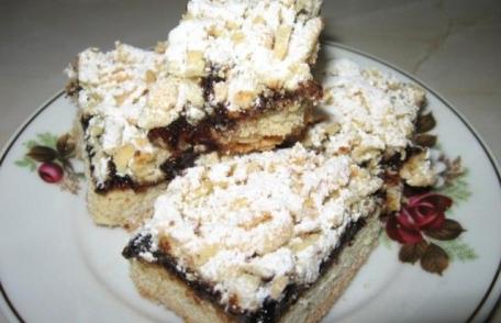 Prăjitură cu cocă rasă și gem de prune