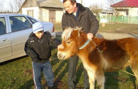 Cadou inedit de Sfântul Nicolae făcut de primarul Dorin Alexandrescu unui copil aflat în suferinţă