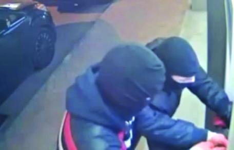 Şase români au fost arestaţi în Spania. Aruncau în aer bancomate pentru a fura banii