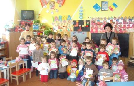  „Mesagerii” lui Moş Nicolae au poposit la Grădiniţa „George Hazgan” din comuna Vârfu Câmpului 