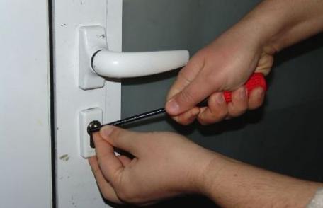 Identificați de polițiști după ce au furat materiale de construcție și componente ale instalaţiei de încălzire