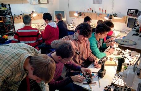 Atelier de Robotică organizat de Direcția Județeană pentru sport și tineret, în parteneriat cu Palatul Copiilor Botoșani - FOTO