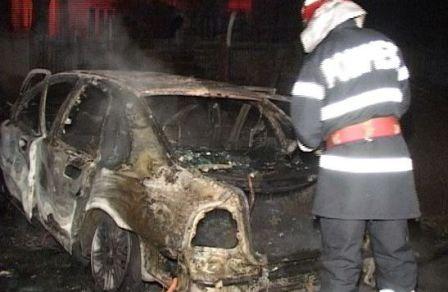 Maşină distrusă parţial într-un incendiu