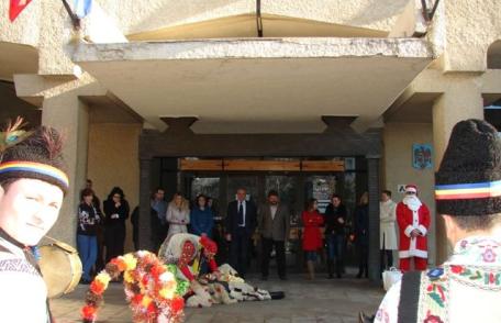 Primii colindători la Palatul Administrativ