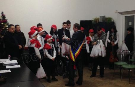 Trei grupuri de colindători i-au încântat pe consilierii locali dorohoieni după ultima ședința din anul 2013 - FOTO