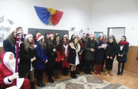 Colegiul Național „Grigore Ghica” Dorohoi: Final de proiect „Dăruiește un zâmbet, fii și tu Moș Crăciun” - FOTO