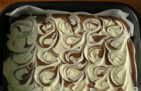 Prăjitură marmorată cu prune