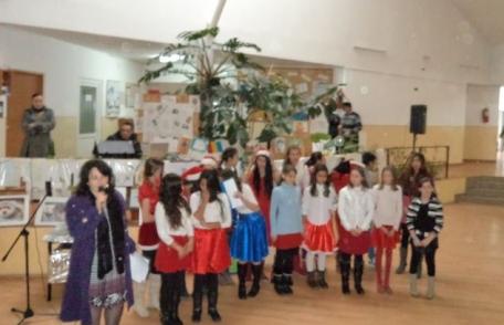 „Magia Crăciunului” - activitate a Şcolilor Gimnaziale „Ştefan cel Mare” Dorohoi şi nr.2 Străteni - FOTO
