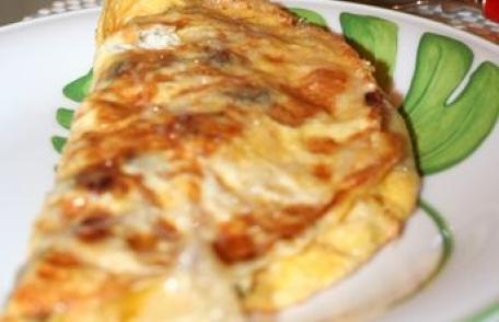 Omletă cu șuncă, ciuperci și ardei