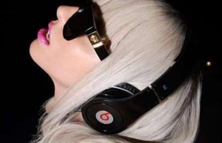 Lady Gaga a lansat ochelarii de soare care fac fotografii