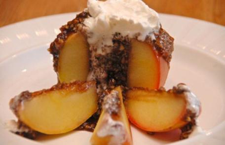 Mere coapte cu nucă și caramel