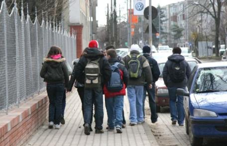 De astăzi, elevii se întorc la şcoală