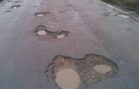 Primăriile plătesc despăgubiri pentru maşinile distruse în gropi