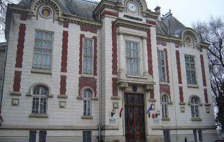 Dorohoi: Clădire monument istoric cu uşi din termopan şi parchet laminat