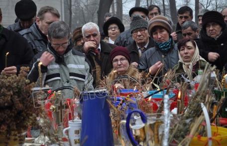 Boboteaza: Ziua când se sfinţesc apele - Credincioșii din Dorohoi au primit agheasma mare - FOTO