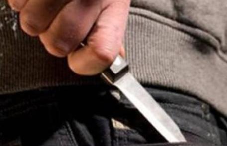 Tânăr ajuns de urgență la spital cu o ureche tăiată și înjunghiat în gât