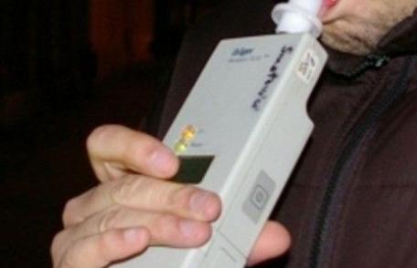 Depistat în trafic conducând un moped sub influența băuturilor alcoolice și fără a poseda permis de conducere