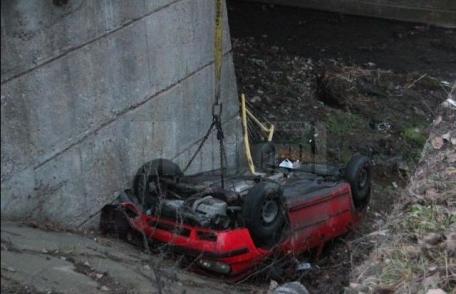 Accident cu trei răniți produs de un botoșănean: mașina a căzut în gol de pe pod!