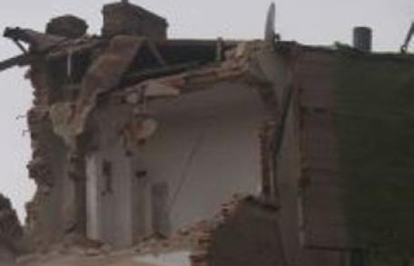 Demolarile, o sursa de lemne de foc pentru nevoiasii din Dorohoi