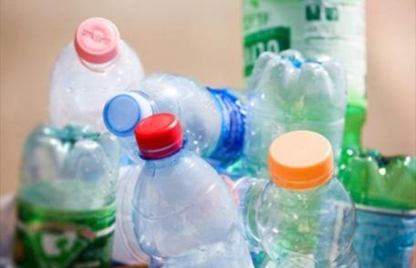 Descoperă bomba toxică din sticlele de plastic