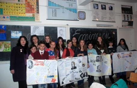 Recital de poezie şi cântec la Şcoala Gimnazială „Al.I.Cuza” Dorohoi - FOTO