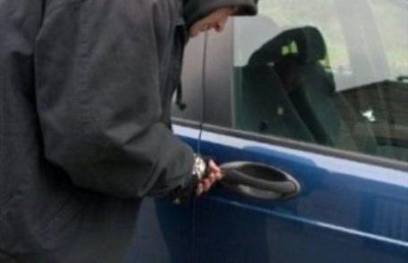 Doi tineri cercetați pentru furt calificat în formă continuă
