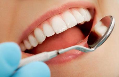 Inflamarea şi sângerarea gingiilor – un semnal de alarmă