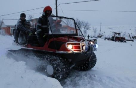 Bolnav adus cu ATV-ul pe şenile la ambulanţă 