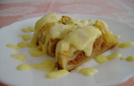 Strudel cu mere si sos de vanilie