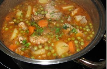 Mancare de mazare cu carne de pasare