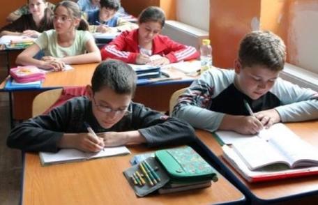 Părinţii cer ca elevii să înveţe numai dimineaţa. Orele de după-amiază ar putea fi desfiinţate