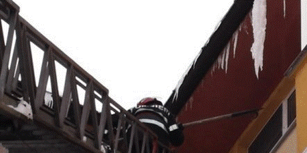 Pericol provocat de țurțurii de pe blocuri îndepărtat de pompieri