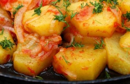 Cartofi în sos de roșii