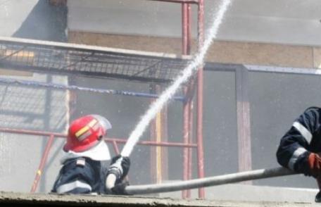Incendiu în apartamentul unei familii izbucnit din cauza unui aparat electrocasnic lăsat sub tensiune