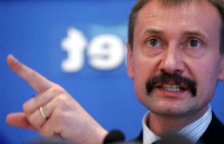 Guvernatorul regiunii Cernăuţi a demisionat, iar Consiliul Regional a interzis Partidul Regiunilor