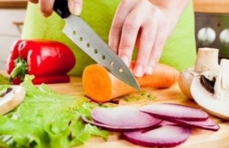 Cel mai des întâlnite greşeli pe care le faci când toci legumele