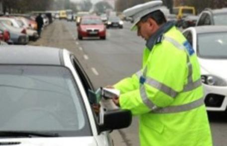 Tânăr cercetat pentru conducerea unui autoturism neînmatriculat şi cu numere false