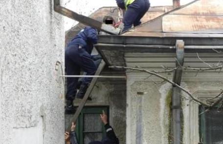 Lipsa unui serviciu l-a adus în pragul disperării: s-a urcat pe casă și a amenințat să se sinucide